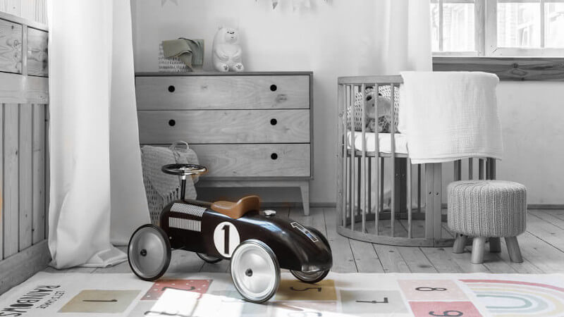 un porteur bebe en métal dans une chambre d enfant