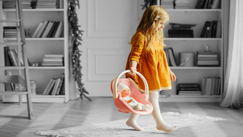 una niña con una muñeca de juguete 4