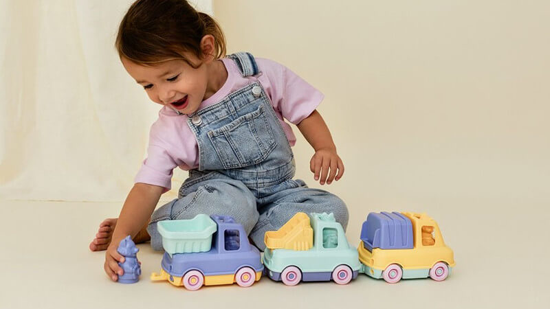 une enfant jouant avec des jouets en plastique de la marque le jouet simple