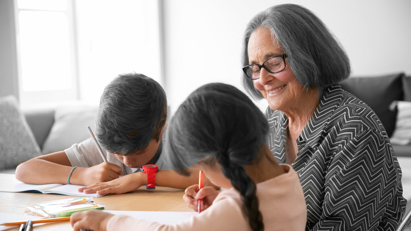 une grand mère avec ses deux petits enfants