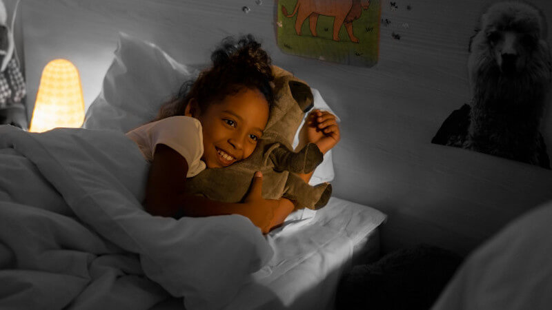 une jeune fille avec une veilleuse lumineuse
