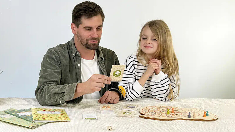 une jeune fille et son papa avec un jeu sloli