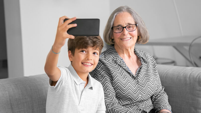 une mamie avec son petit fils
