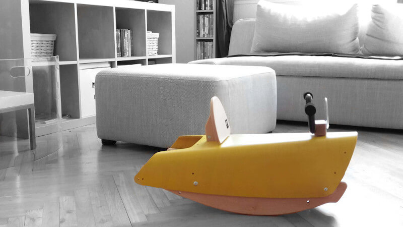 une moto à bascule en hêtre naturel décorative