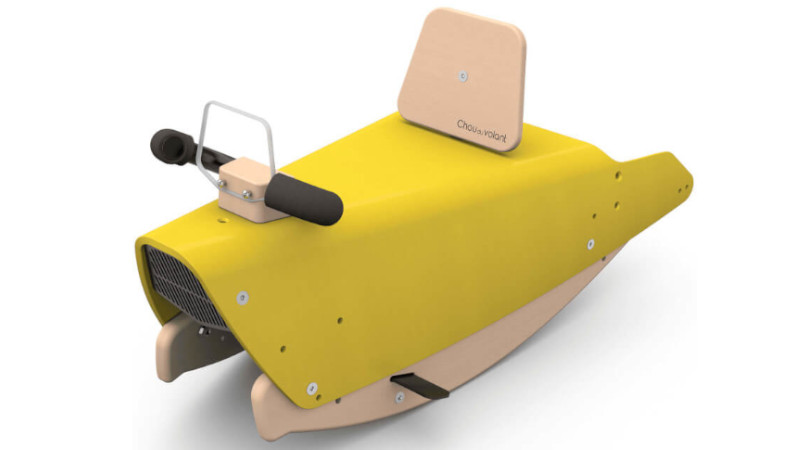 une voiture a bascule bébé en bois de couleur jaune