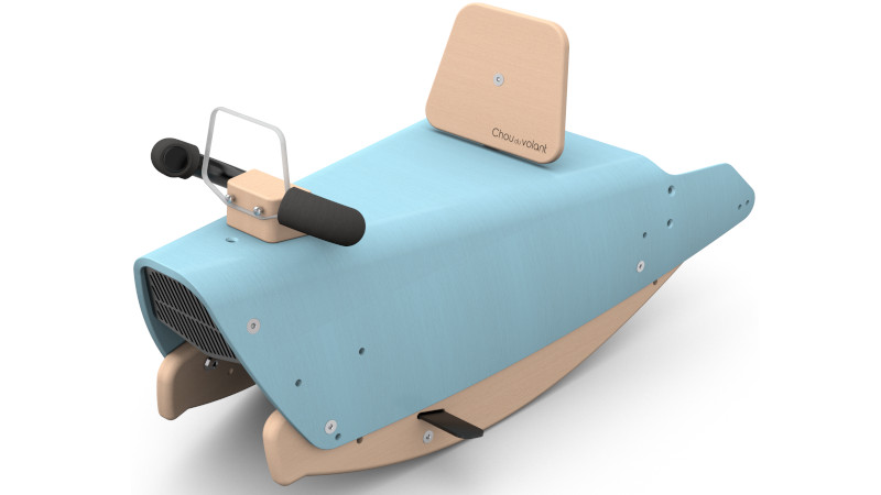 une voiture a bascule pour bébé en bois de couleur bleu clair
