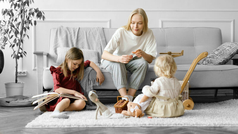 zwei kinder, die mit spielen und spielzeug spielen holz