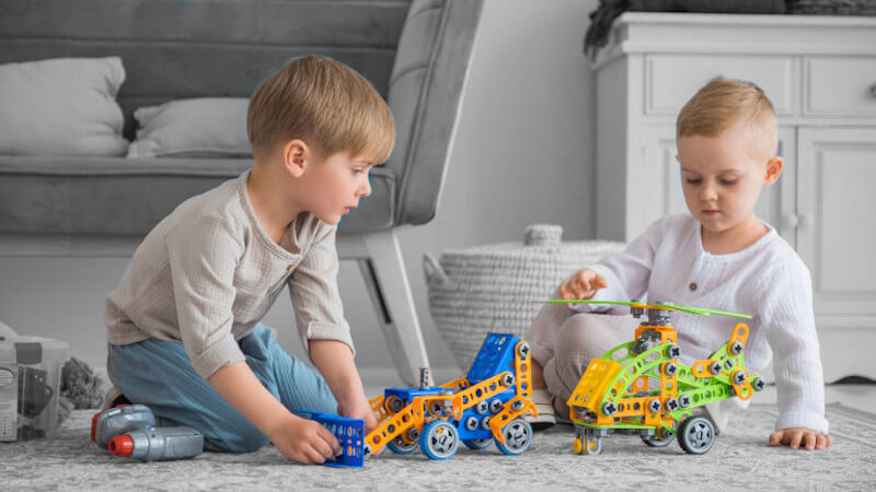 zwei kinder spielen mit spielzeugautos miniatur 1